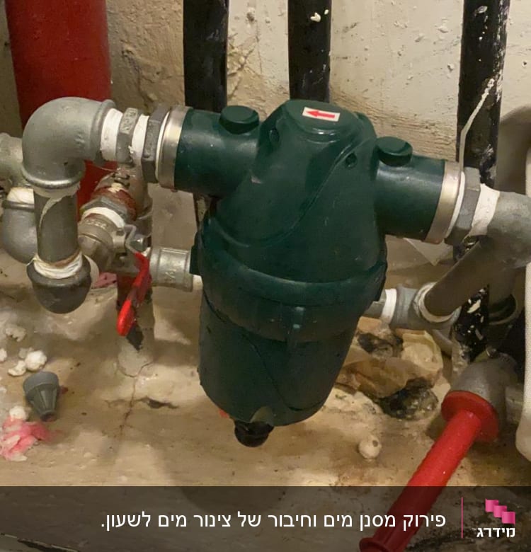 צנרת מים עם ברזים ומד לחץ
